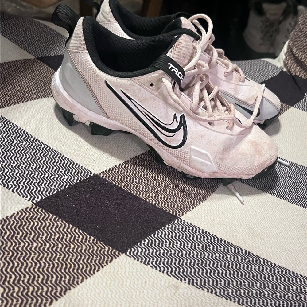 Nike softball cleats size 4.5 worn but good condition